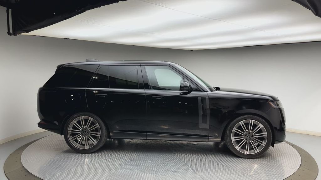 Used 2024 Santorini Black Metallic Land Rover SE image 9