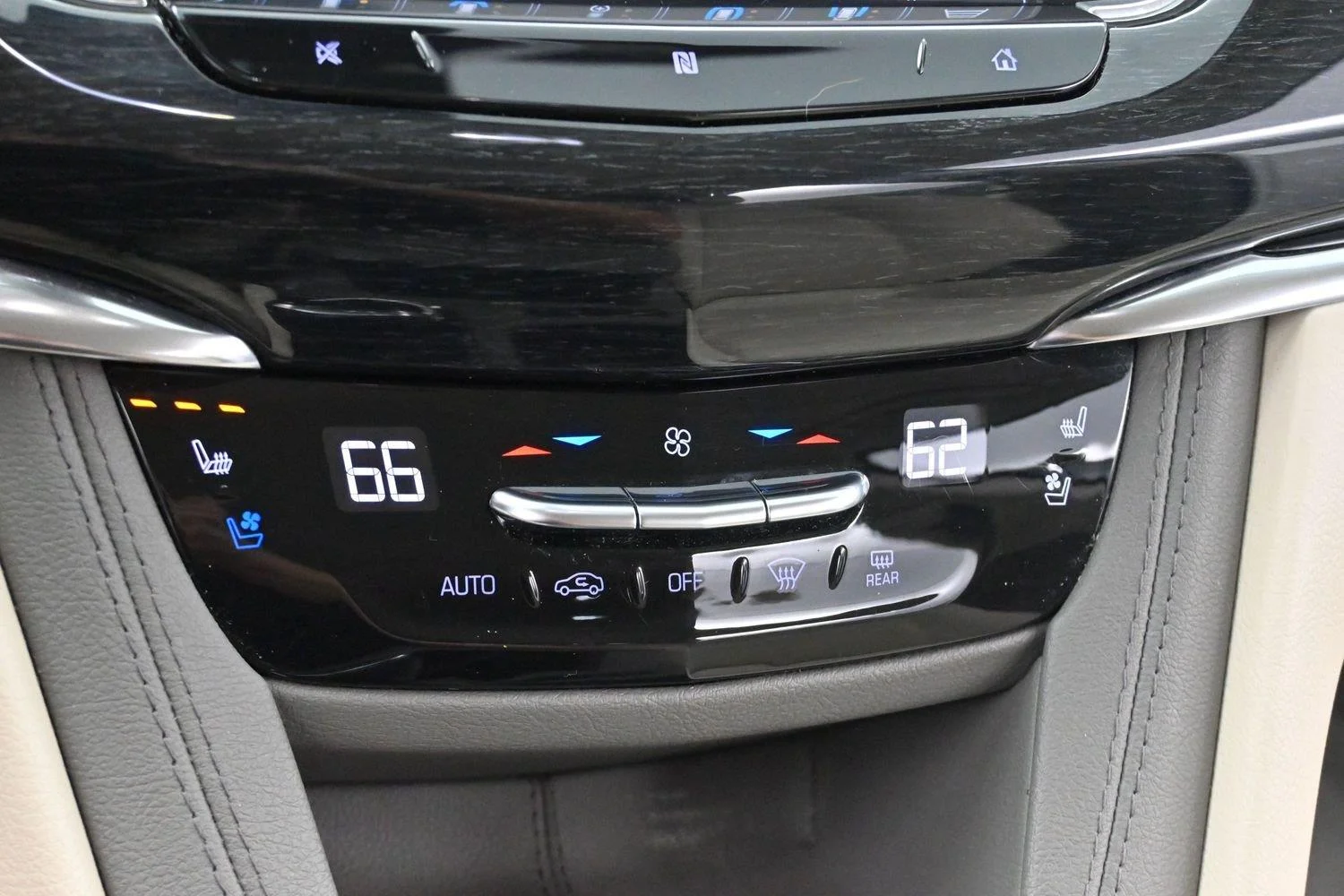 Used 2020 CRYSTAL WHITE TRICOAT Cadillac AWD Premium Luxury image 25