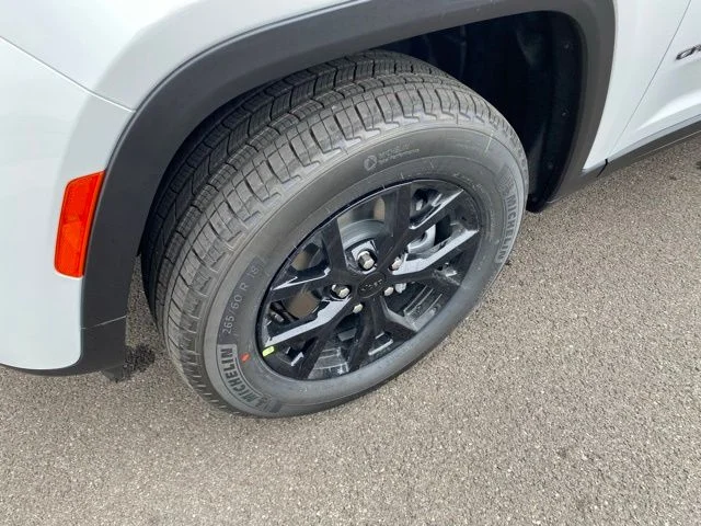 New 2026 Bright White Clear-Coat Exterior Paint Jeep Altitude image 25