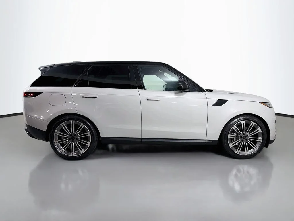 New 2027 Borasco Grey Land Rover SE image 4