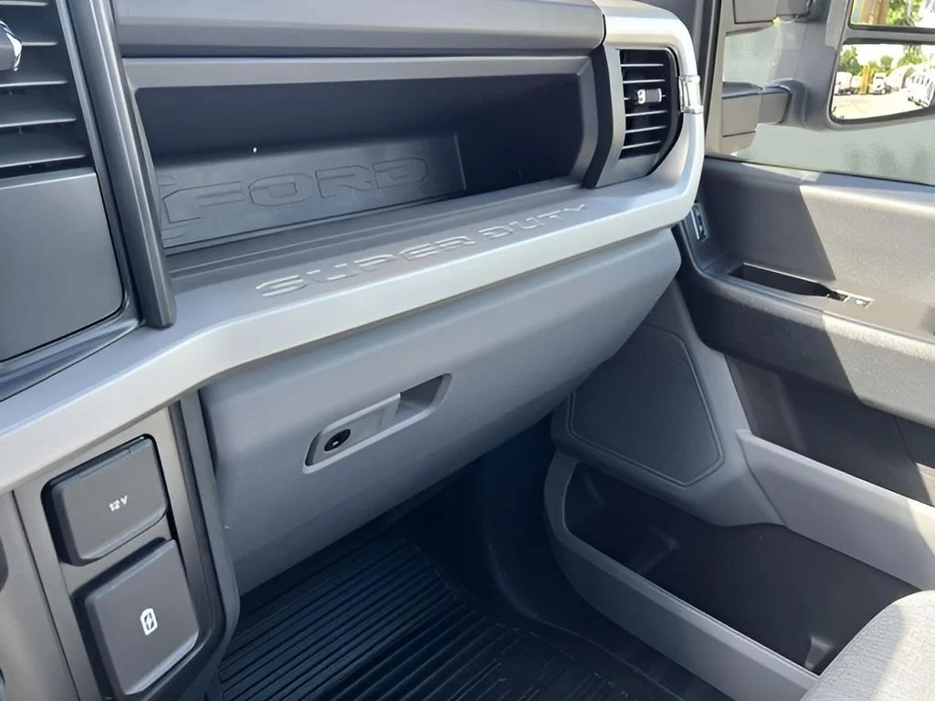 Used 2025 White Ford XL image 34