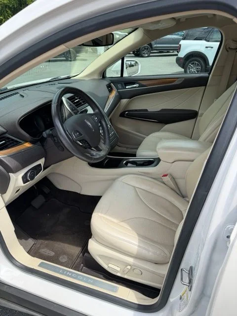 Used 2015 White Lincoln Base image 9