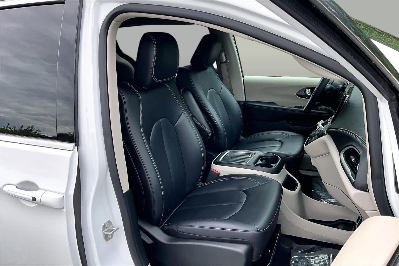 Used 2024 Bright White Clearcoat Chrysler Hybrid Select image 9