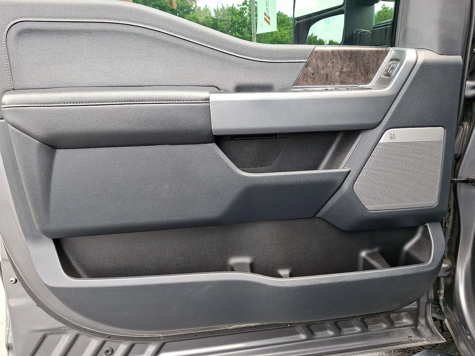 Used 2024 Carbonized Gray Metallic Ford LARIAT image 14