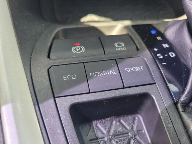 Used 2020  Toyota XLE Premium image 26