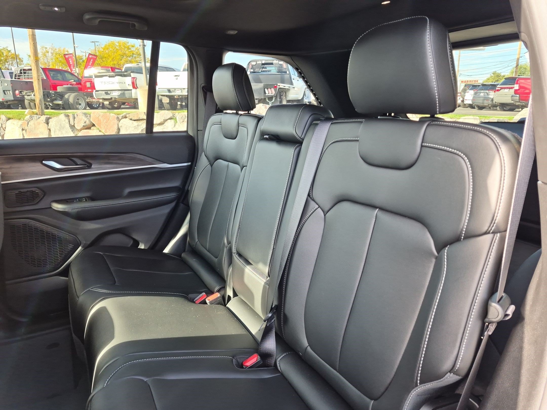 New 2027 High-Gloss Black Paint Jeep Limited Reserve image 16