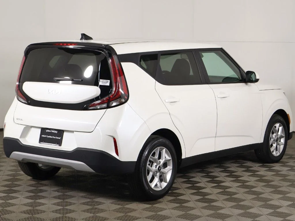 Used 2024 White Kia LX image 9