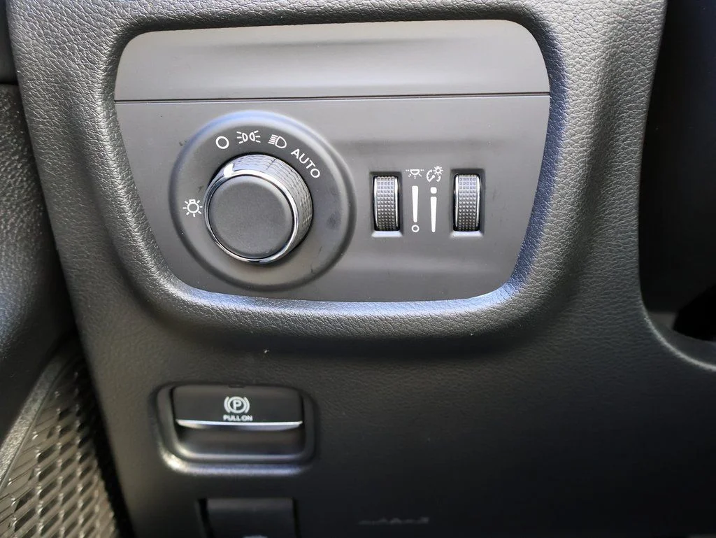 New 2026 Silver Zynith Exterior Paint Jeep Altitude image 31