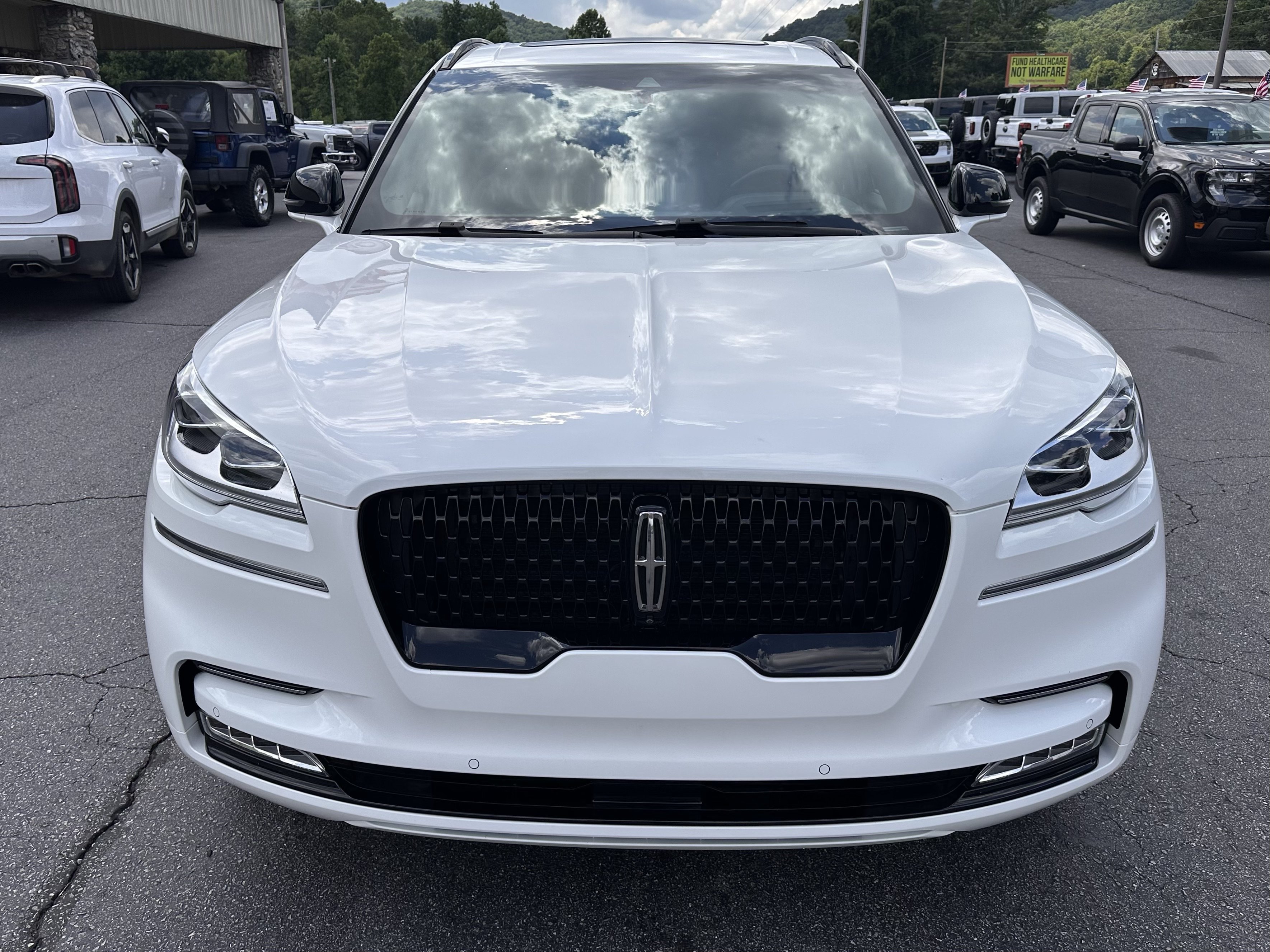 Used 2023 Pristine White Metallic Tri-Coat Lincoln Reserve image 3