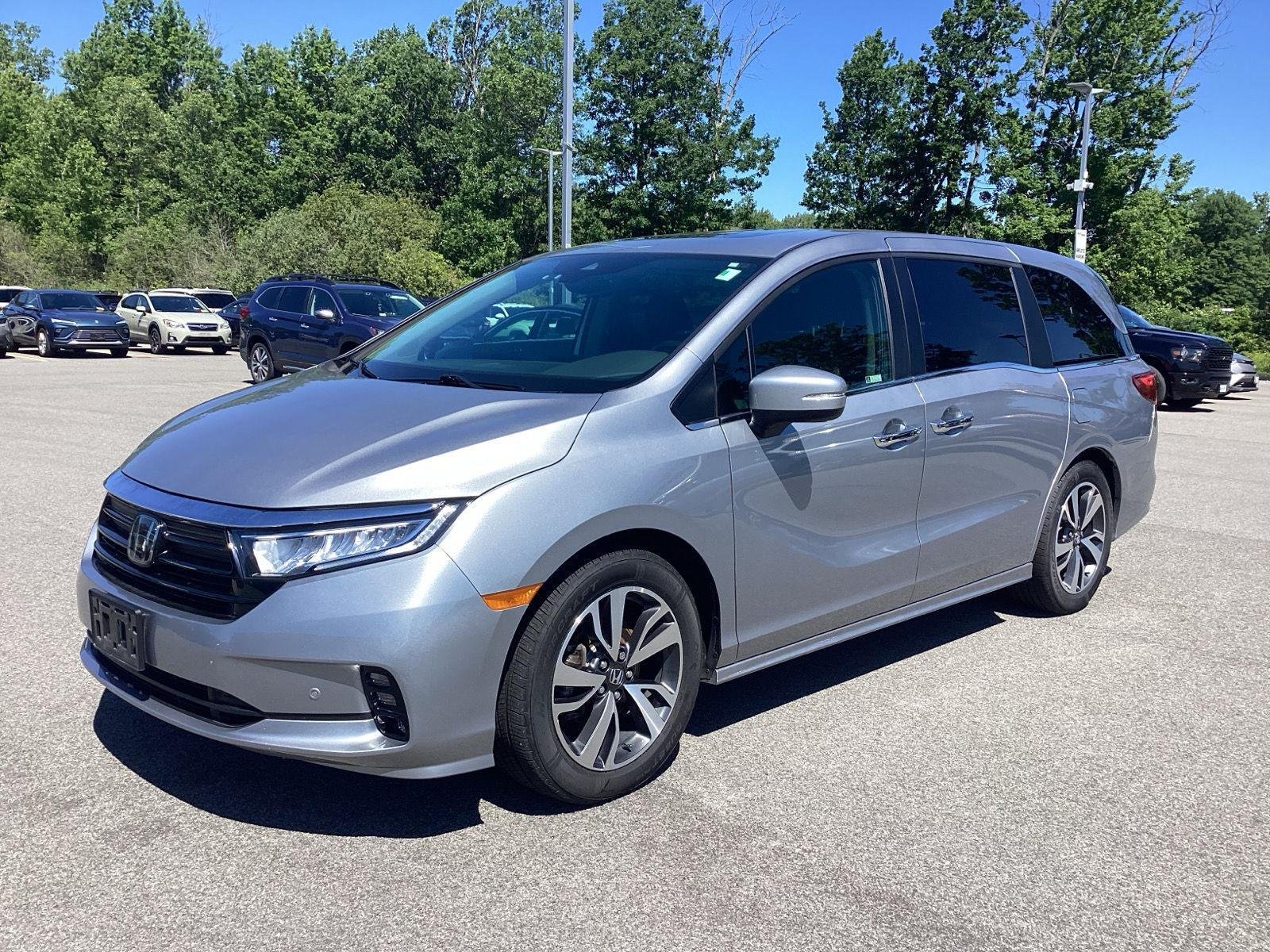 Used 2021 Lunar Silver Metallic Honda Touring image 3