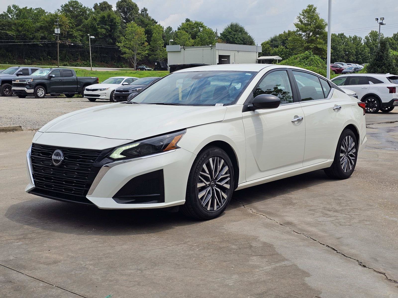 Used 2025 Glacier White Nissan SV image 1