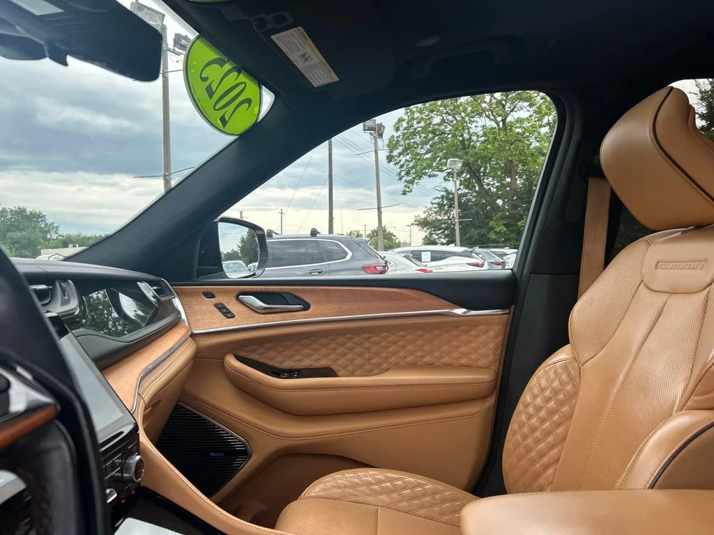 Used 2025 White Jeep Summit Reserve image 12