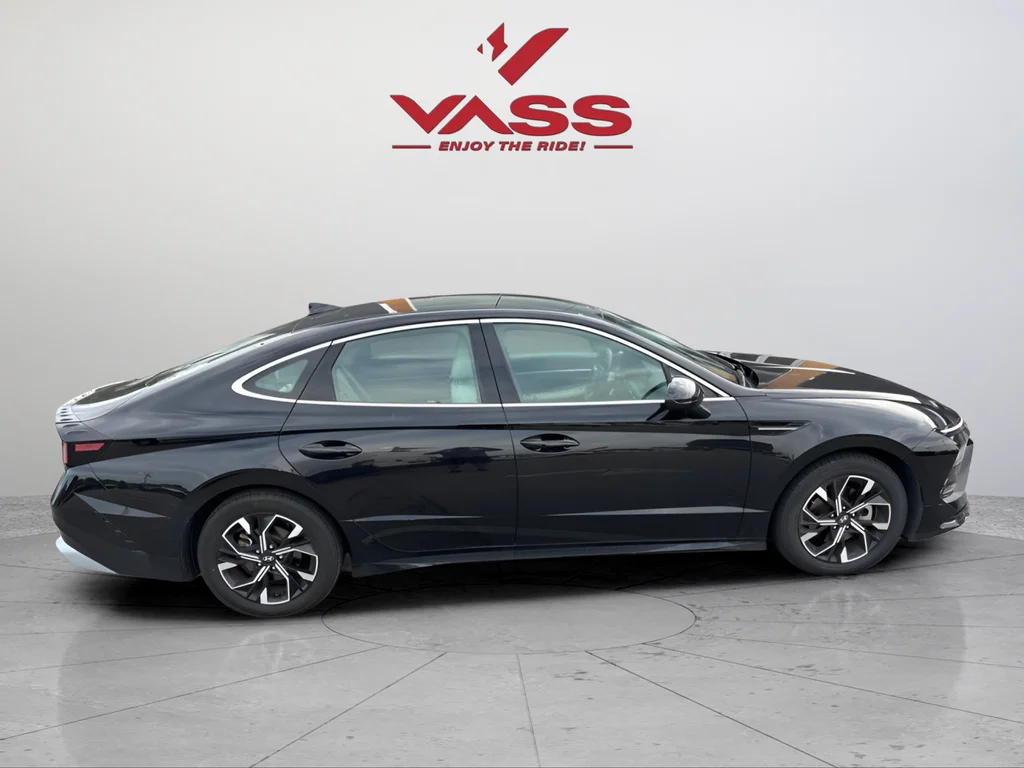 Used 2025 Abyss Black Hyundai SEL image 6