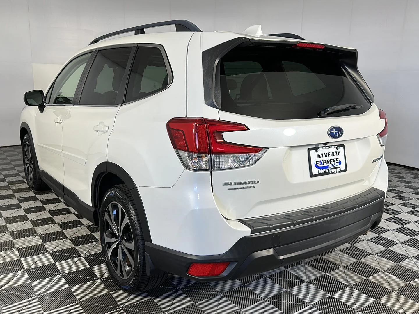 Used 2020 Crystal White Pearl Subaru Limited image 4