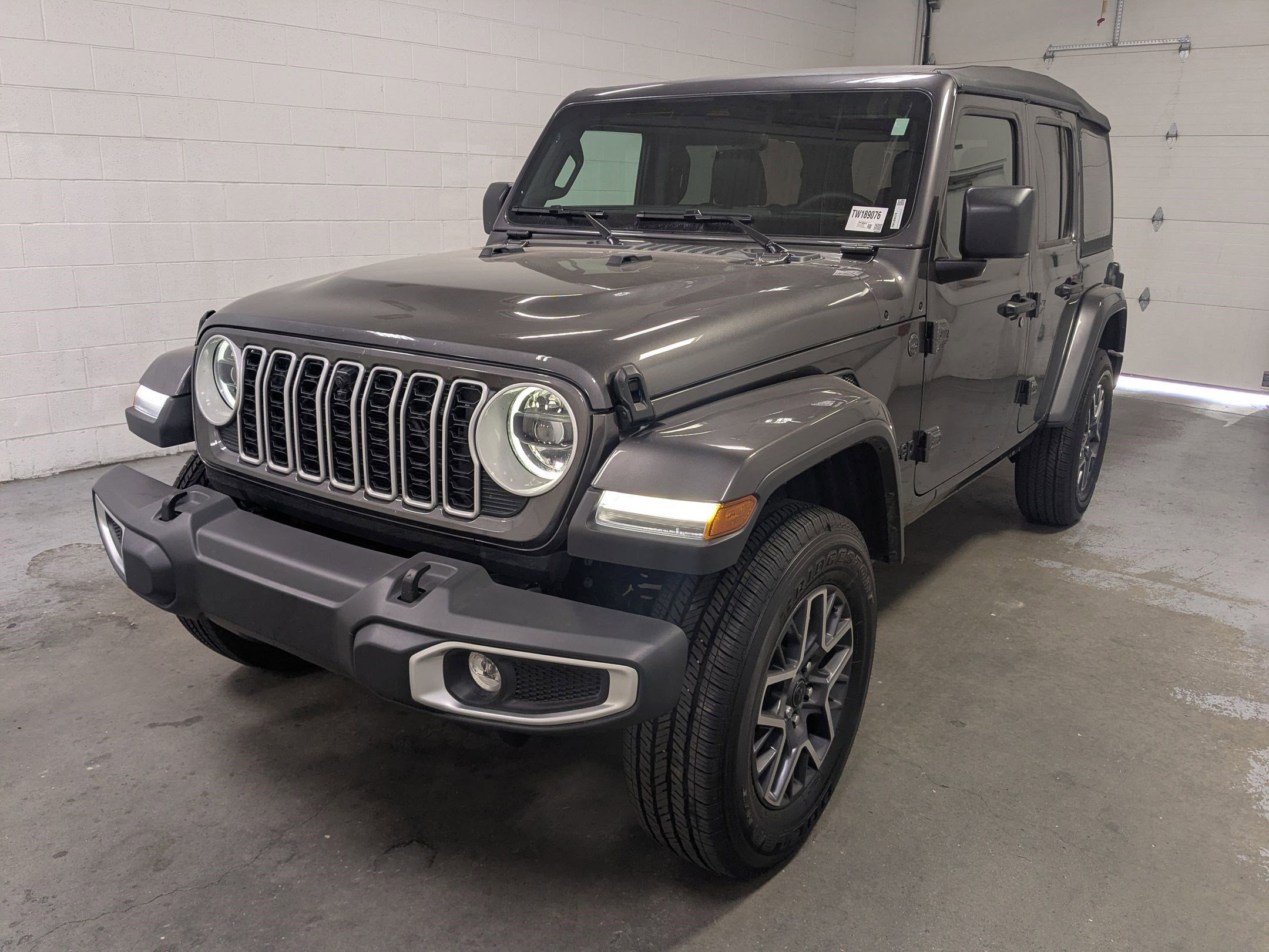 New 2026 Granite Crystal Metallic Clear-Coat Exterior Paint Jeep Sahara image 9