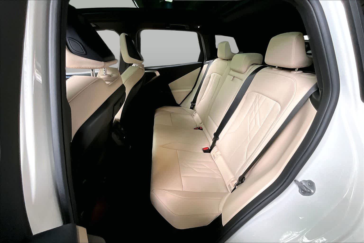 Used 2025 Alpine White BMW 30 xDrive image 19