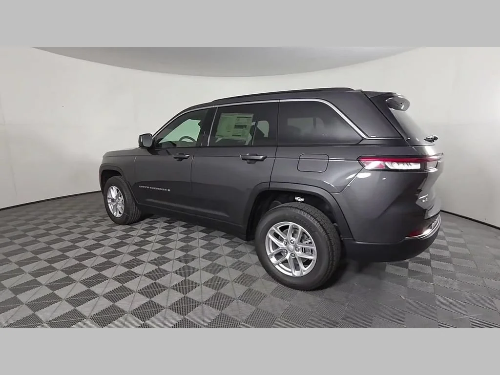 New 2026 Baltic Gray Metallic Clear-Coat Exterior Paint Jeep Laredo image 38