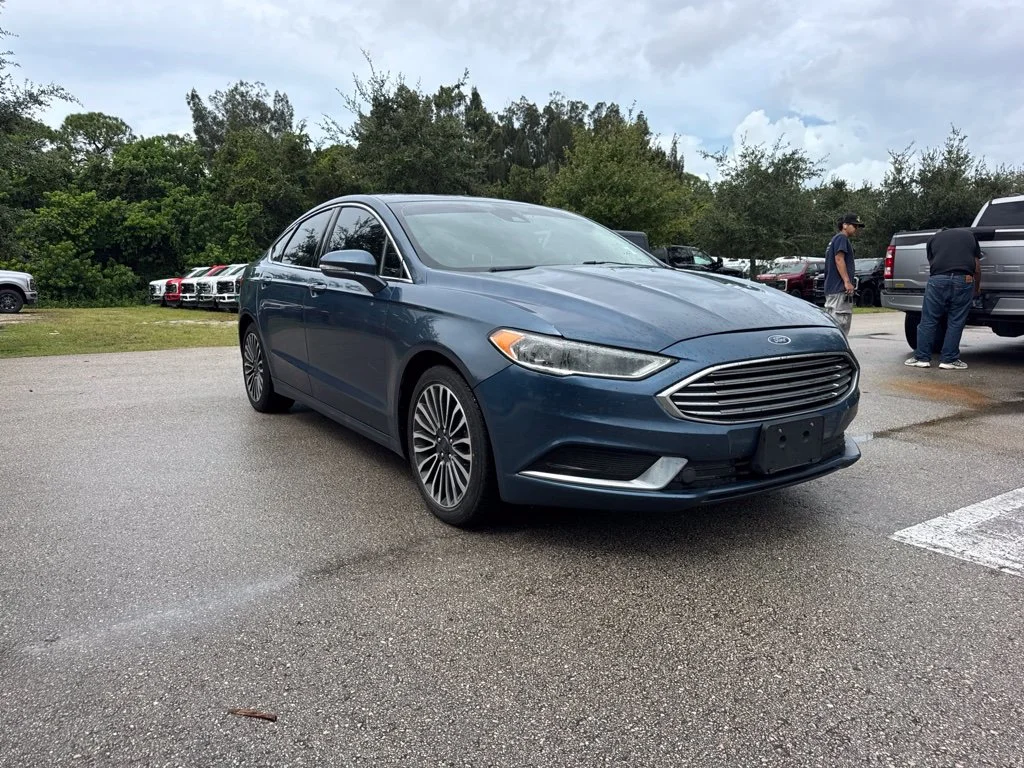 Used 2018 Blue Ford SE image 2