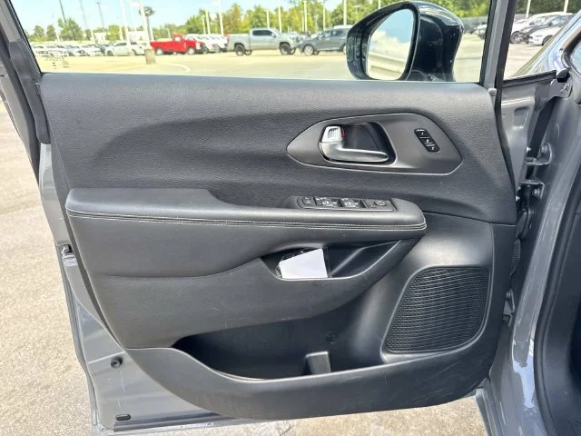 Used 2025 White Chrysler Select image 39