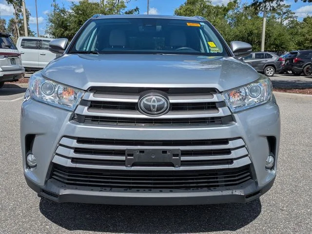 Certified Used 2018 Silver Toyota XLE image 8