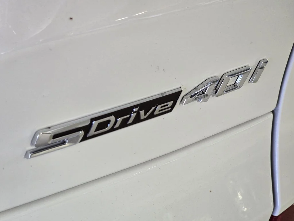 Used 2026 Alpine White BMW sDrive40i image 7