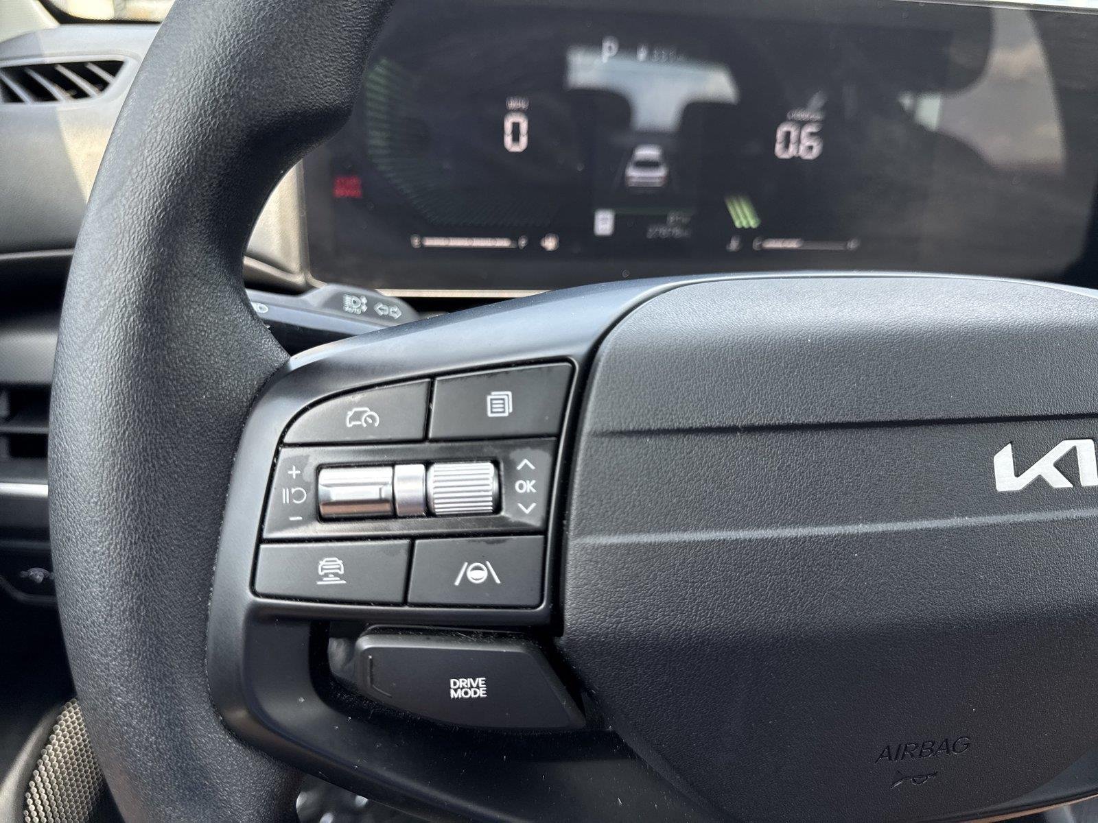 Used 2025 Snow White Pearl Kia LXS image 21