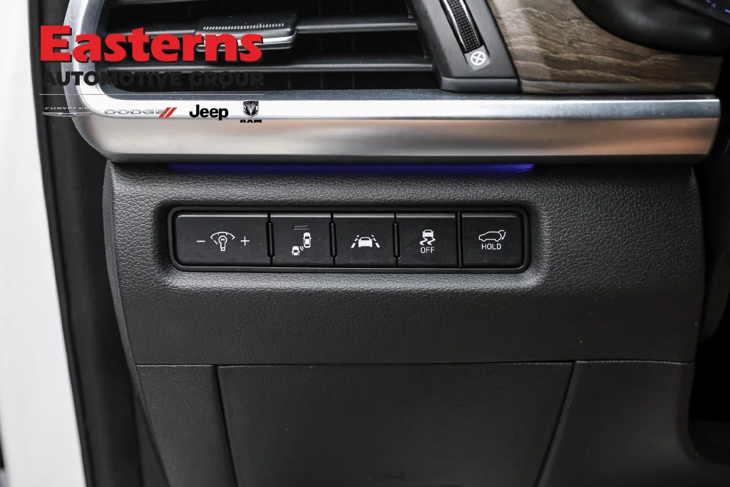 Used 2020 White Kia SX image 24