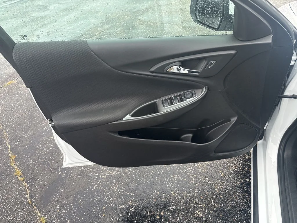 Used 2025 White Chevrolet LT image 27