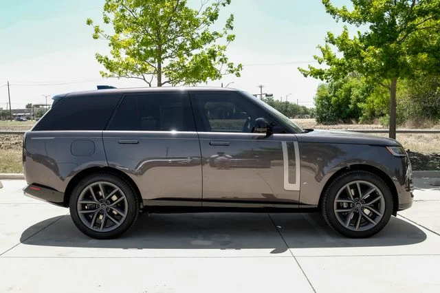 New 2026  Land Rover SE image 8