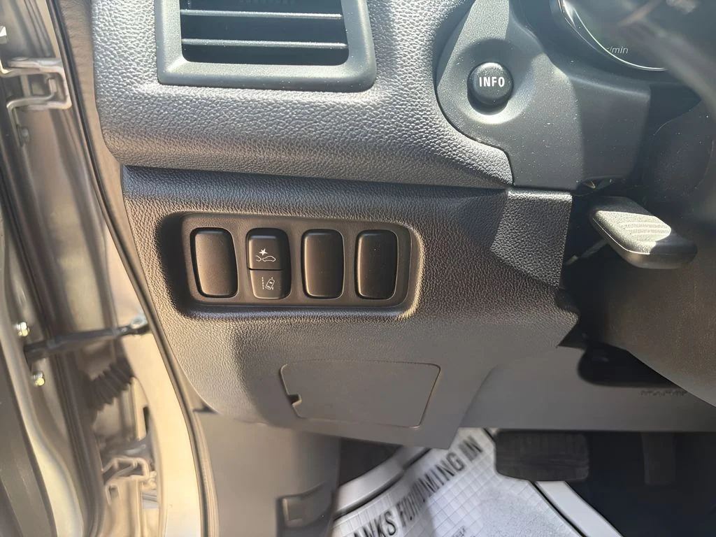 Used 2024 Silver Mitsubishi 2.0 ES image 18