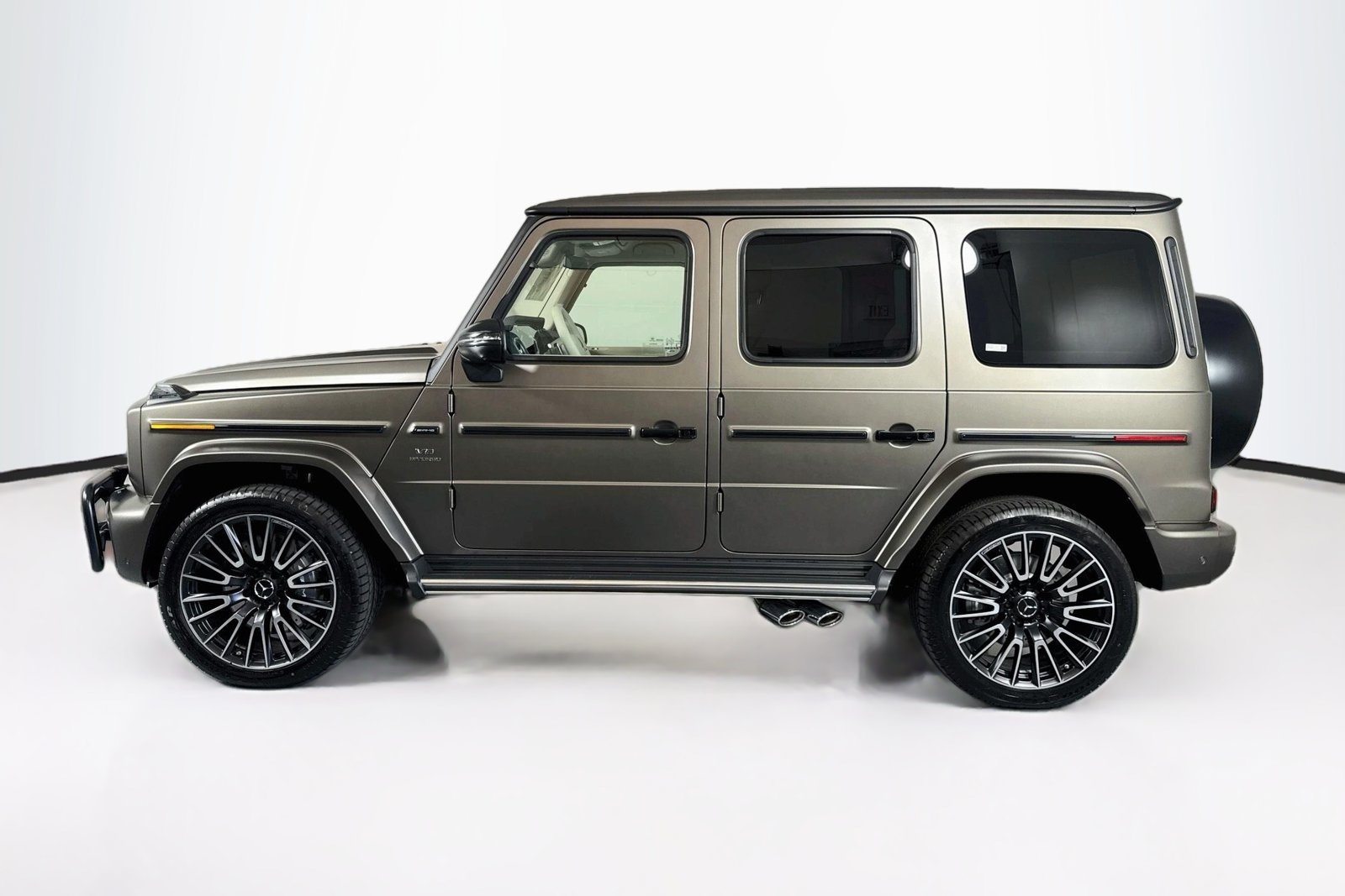New 2027 MANUFAKTUR Monza Grey Magno Mercedes-Benz AMG® G 63 image 8