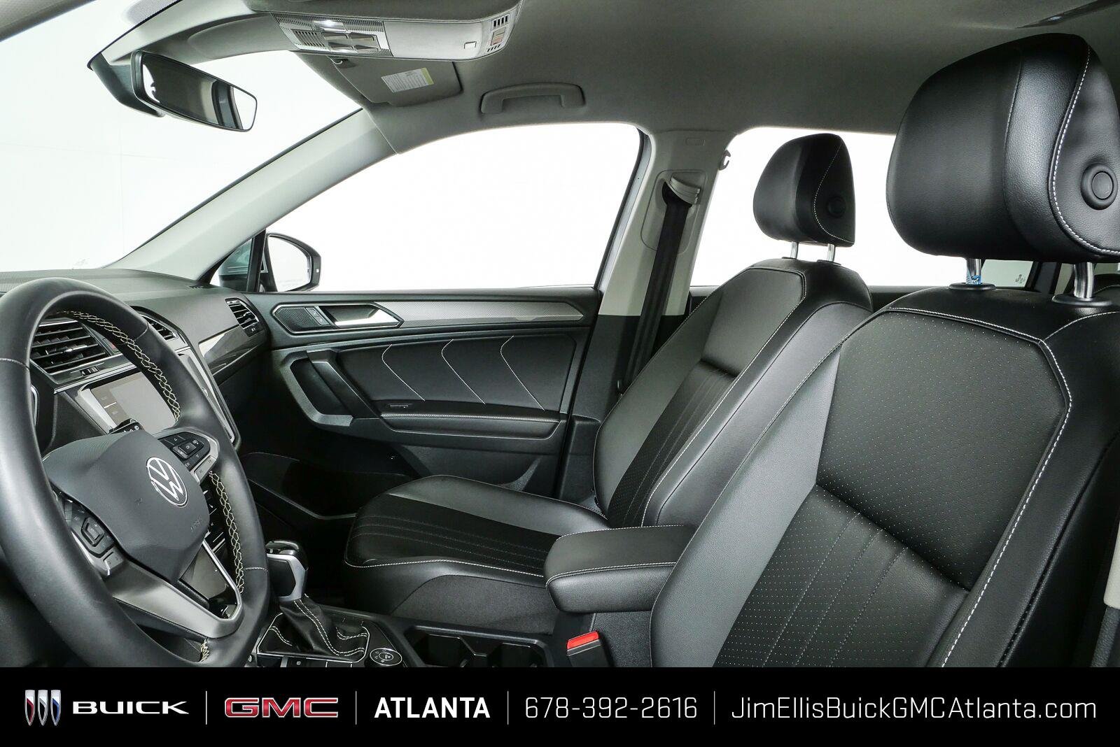 Used 2024 Pyrite Silver Metallic Volkswagen SE image 5