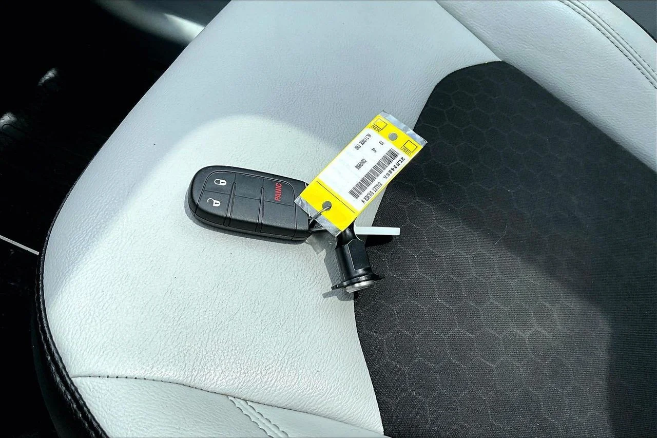 Used 2019 Silver Jeep Latitude image 31