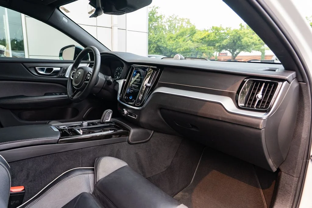 Used 2022 White Volvo T8 R-Design image 29