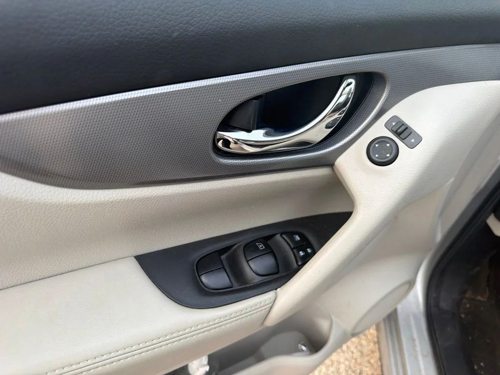 Used 2020 Silver Nissan SL image 16
