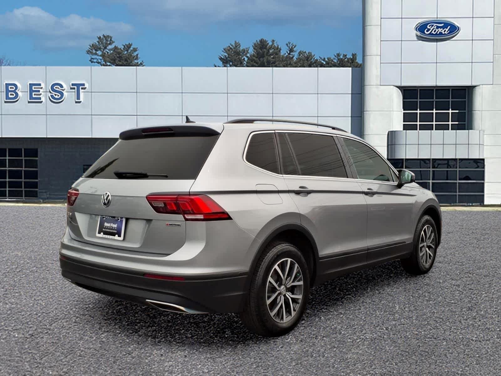 Used 2019 Pyrite Silver Metallic Volkswagen SE image 7