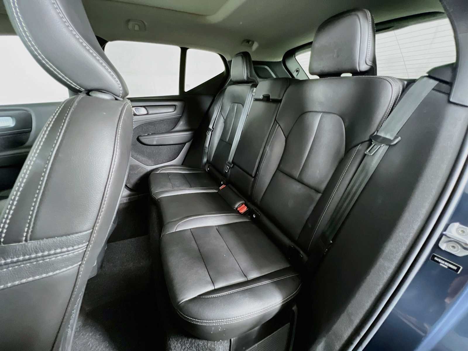 Used 2021 DENIM BLUE METALL Volvo Momentum image 26
