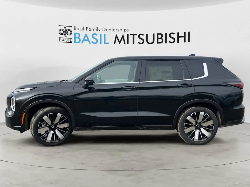 New 2026 Labrador Black Pearl Mitsubishi SE image 6