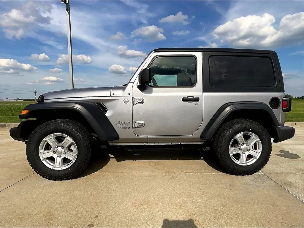 Used 2019 Silver Jeep Sport S image 3