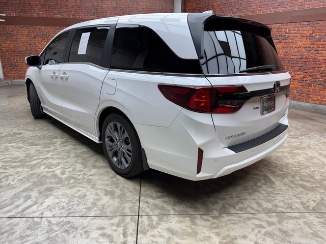2023 Honda Odyssey Touring photo 3