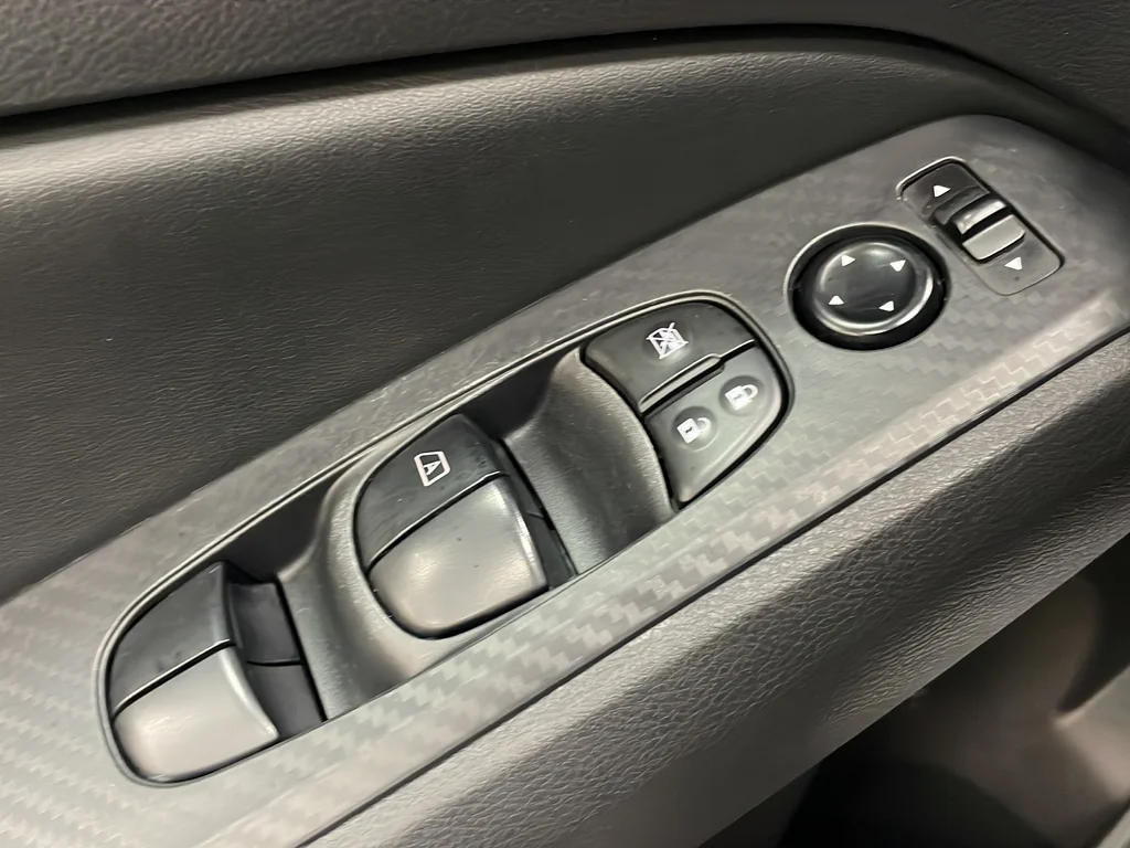 Used 2025 Silver Nissan 2.5 SV image 38