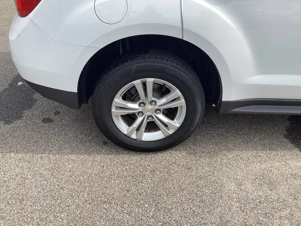 Used 2015 SUMMIT WHITE Chevrolet LS image 21