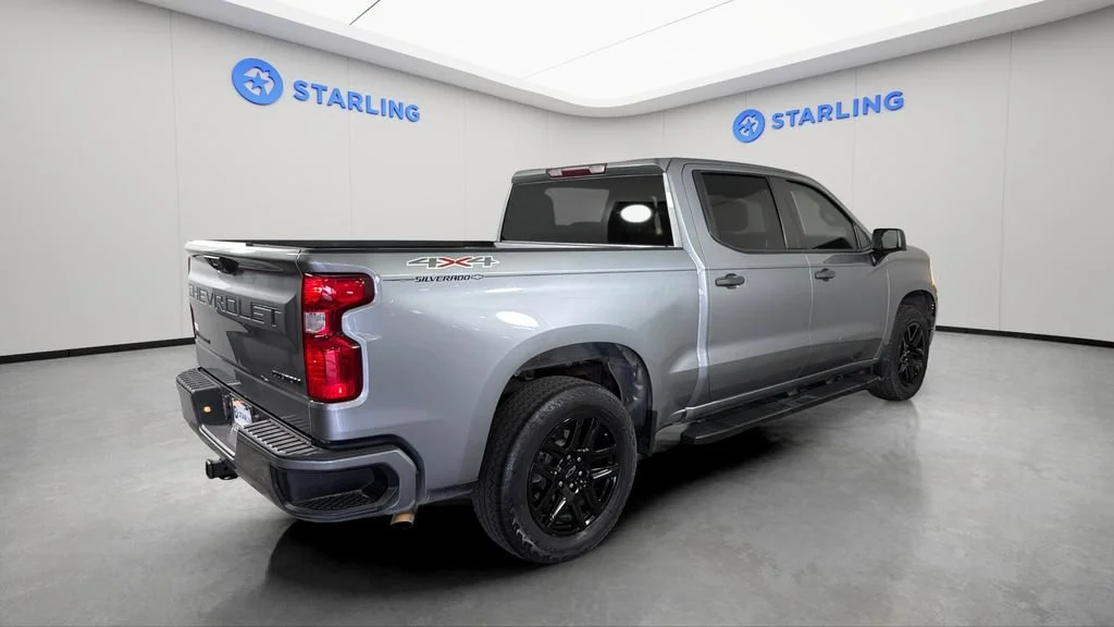 Used 2023 STERLING GRAY METALLIC Chevrolet Custom image 9