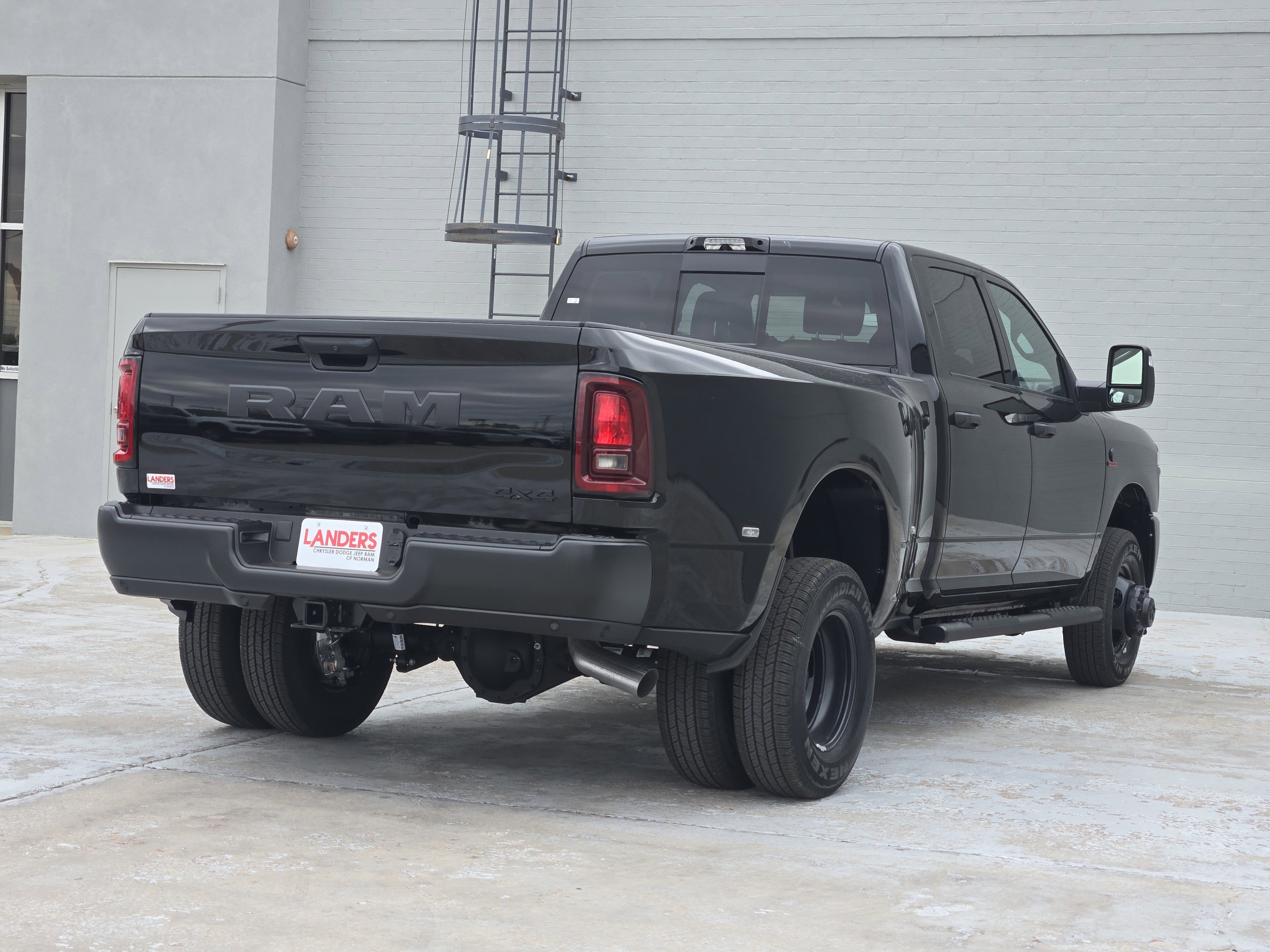 New 2026 Diamond Black Crystal Pearl-Coat Exterior Paint RAM Tradesman image 4