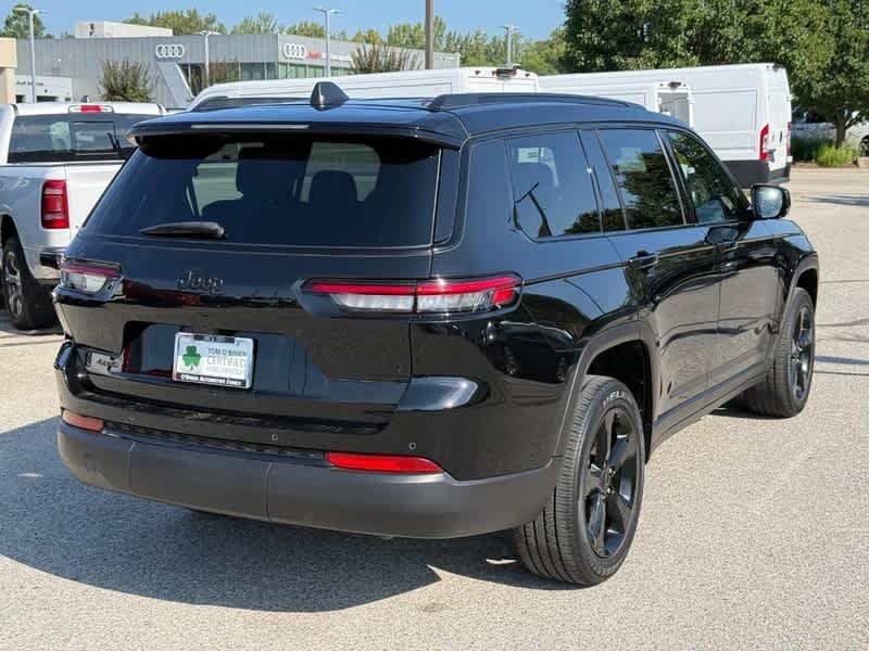 Used 2023 Diamond Black Crystal Pearlcoat Jeep Altitude image 3