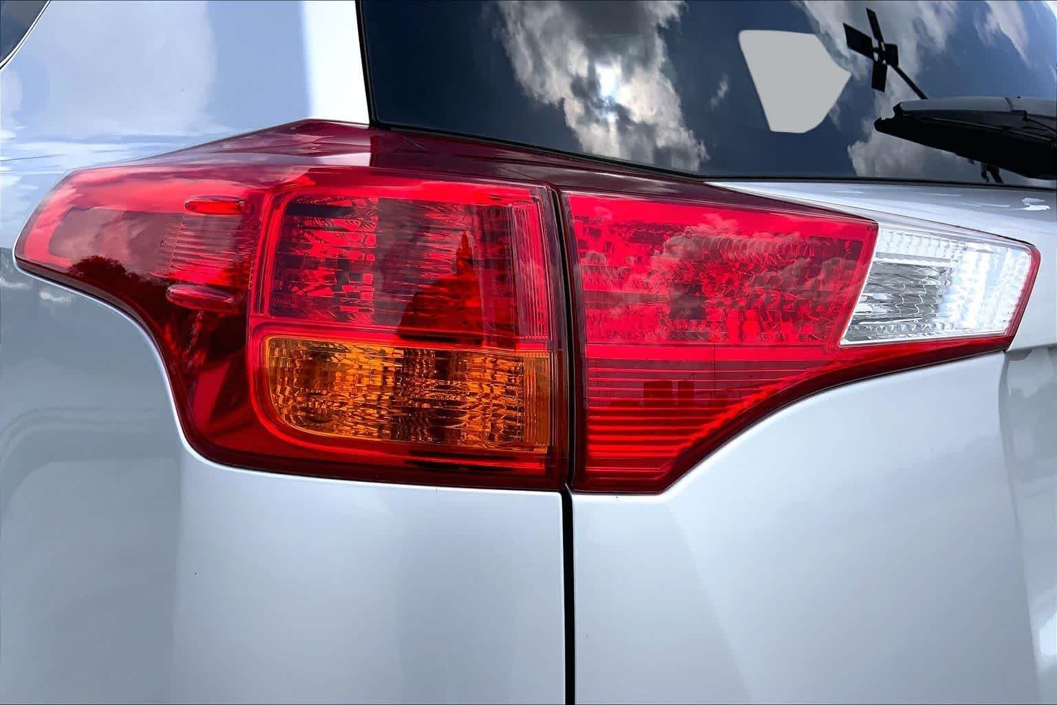 Used 2015 Classic Silver Metallic Toyota LE image 28