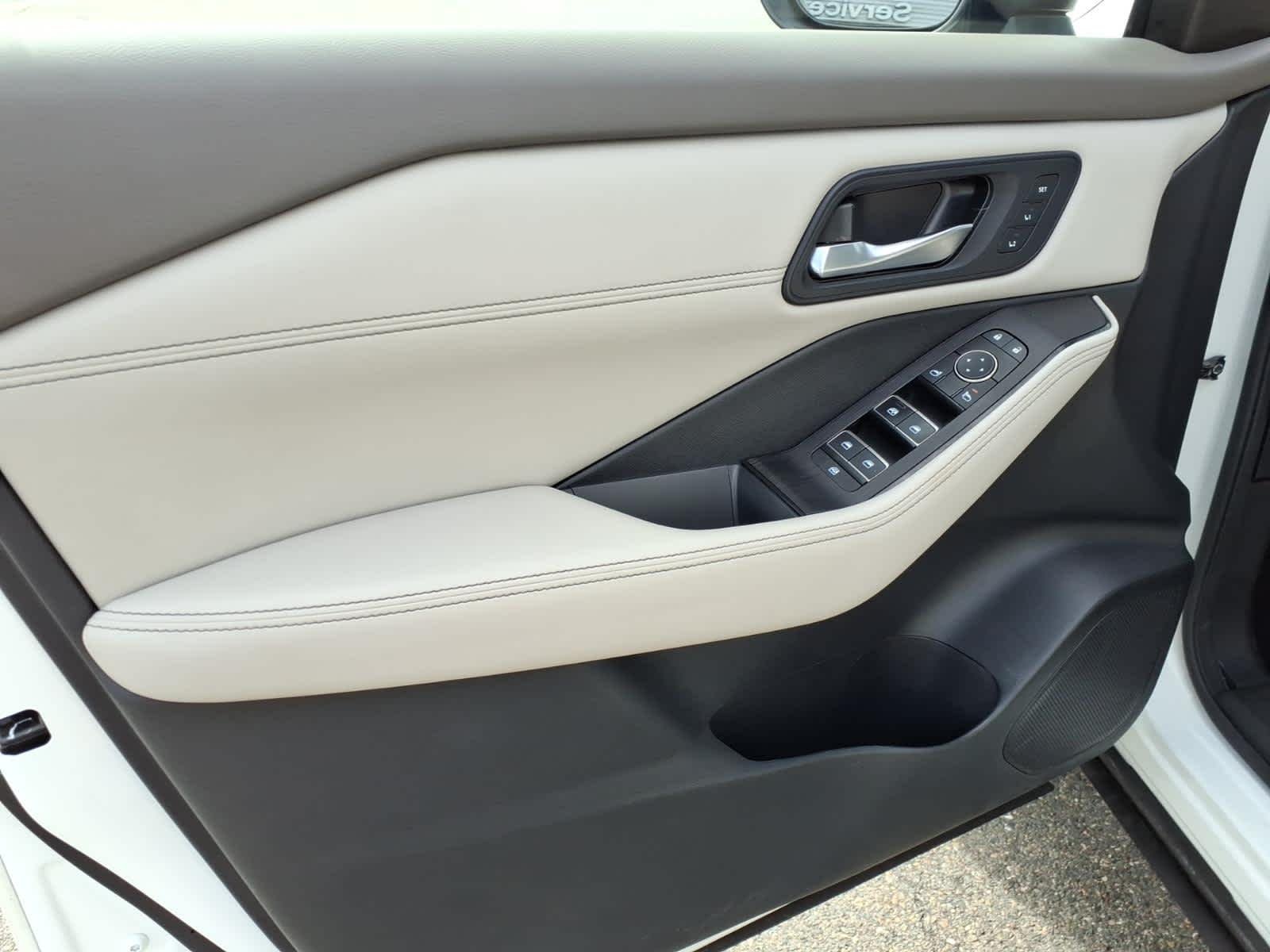 Certified Used 2023 Pearl White Tricoat/Super Black Nissan SL image 9