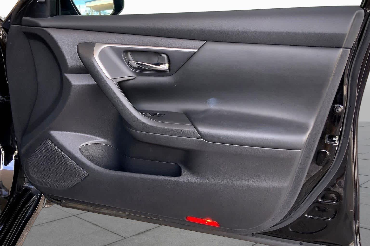Used 2016 Super Black Nissan 2.5 SV image 23
