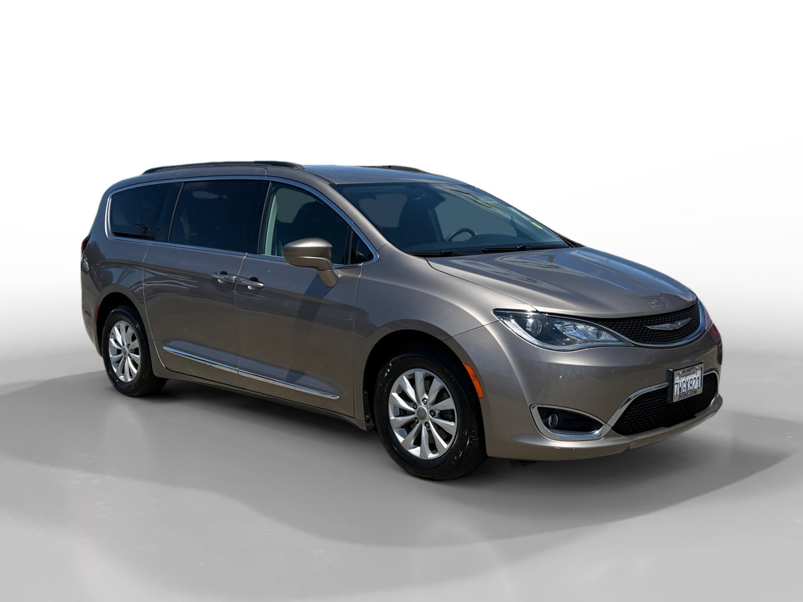 Used 2017 Molten Silver Chrysler Touring L image 7