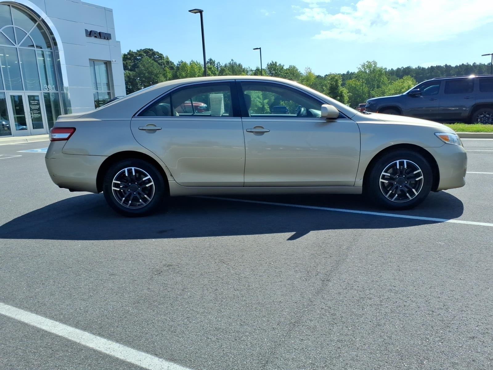 Used 2010  Toyota LE image 10